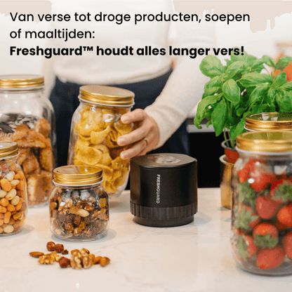 Gevacumeerde glazen potten met noten, chips en fruit
