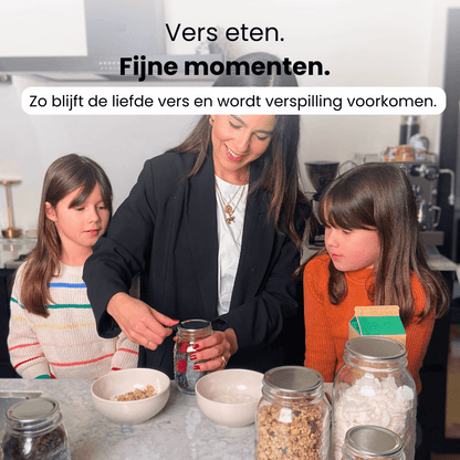 Vers eten uit gevacumeerde potten in de keuken